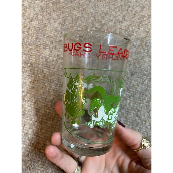 Warner Brothers 1974 Welchs Glass Bugs Leads A Merry Chase Green and Red - Picture 1 of 4